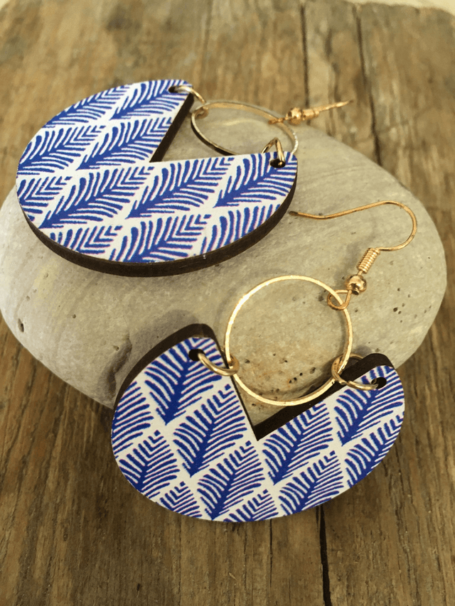 BOUCLES D'OREILLES BOIS "FEUILLES BLEUES" 