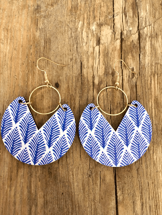 BOUCLES D&#039;OREILLES BOIS &quot;FEUILLES BLEUES&quot; 